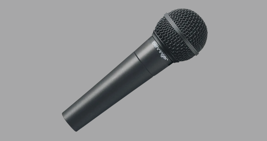 Setup de home studio para podcast com o microfone Behringer XM8500 conectado a uma interface de áudio via cabo XLR, pronto para uma gravação de voz com som limpo e focado.