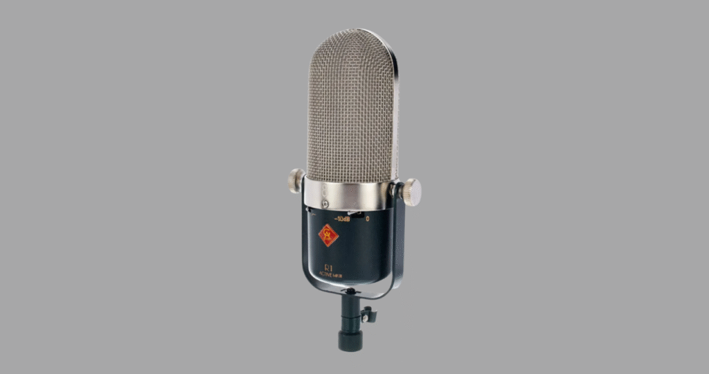 Técnica de microfonação de guitarra elétrica com o microfone de fita MKIII R1 posicionado em frente a um alto-falante para domar agudos ásperos e capturar um timbre encorpado.