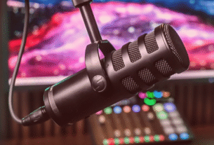 Close-up do microfone dinâmico híbrido Samson Q9U, destacando sua construção profissional em metal e o windscreen integrado, ideal para podcast e streaming com som de broadcast.