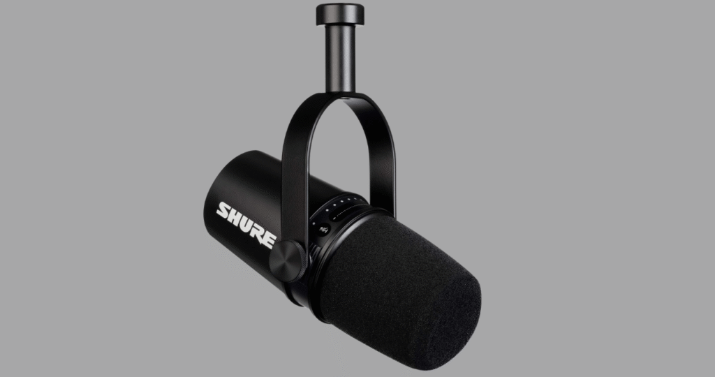 Setup de home studio com o microfone Shure MV7 montado em um braço articulado sobre uma mesa, demonstrando seu uso prático e profissional para gravação de voz e transmissões ao vivo.