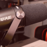 Close-up do microfone híbrido Shure MV7, destacando seu design profissional inspirado no SM7B e o painel de toque de LED, ideal para podcasting e streaming com qualidade de estúdio.