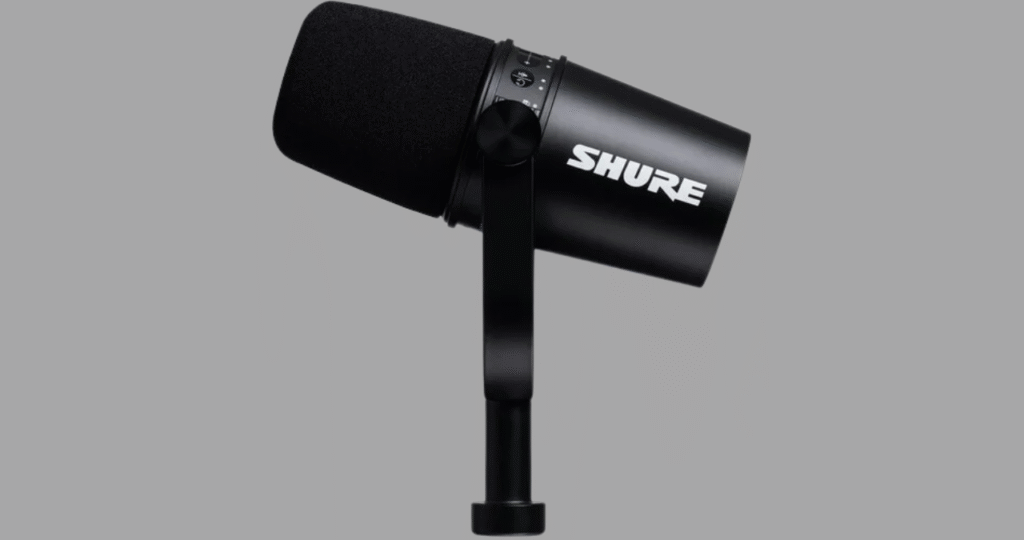 Interface do aplicativo ShurePlus MOTIV em um computador controlando o Shure MV7, mostrando o Modo Automático ativado e os ajustes de tom para uma gravação de podcast perfeita.