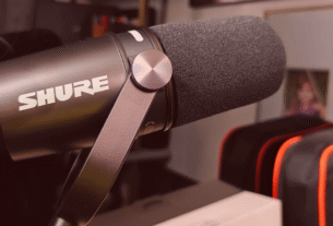 Close-up do microfone híbrido Shure MV7, destacando seu design profissional inspirado no SM7B e o painel de toque de LED, ideal para podcasting e streaming com qualidade de estúdio.