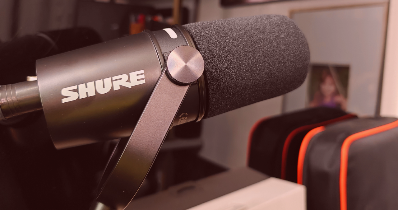 Close-up do microfone híbrido Shure MV7, destacando seu design profissional inspirado no SM7B e o painel de toque de LED, ideal para podcasting e streaming com qualidade de estúdio.