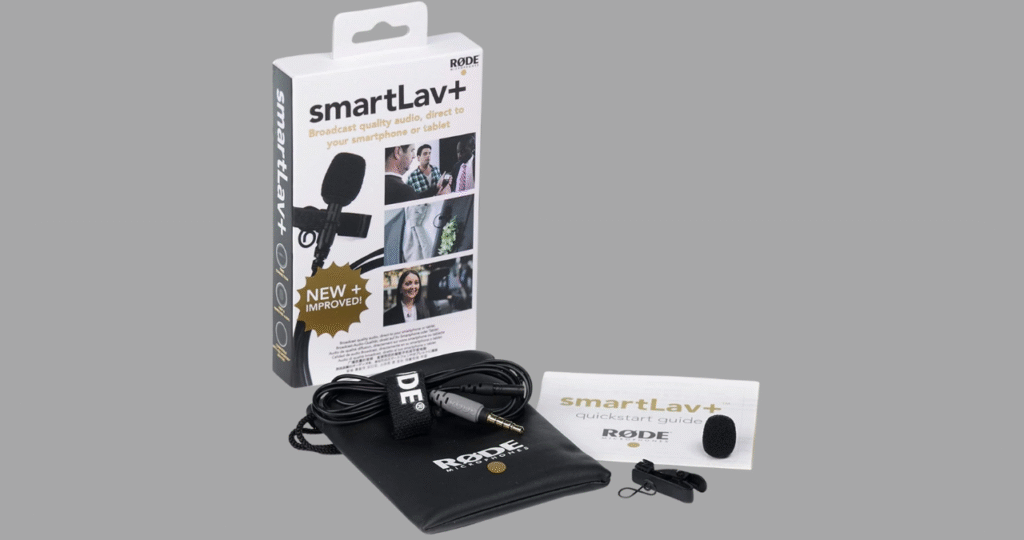 Comparativo visual entre o microfone com fio Rode SmartLav+ e um sistema sem fio, ilustrando a escolha do criador entre a confiabilidade do cabo e a conveniência do wireless, um tema central do review.