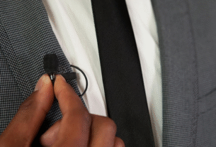 Imagem principal da análise do Rode SmartLav+, mostrando o microfone de lapela com seu cabo reforçado com Kevlar, representando a promessa de áudio com qualidade de broadcast para smartphones.