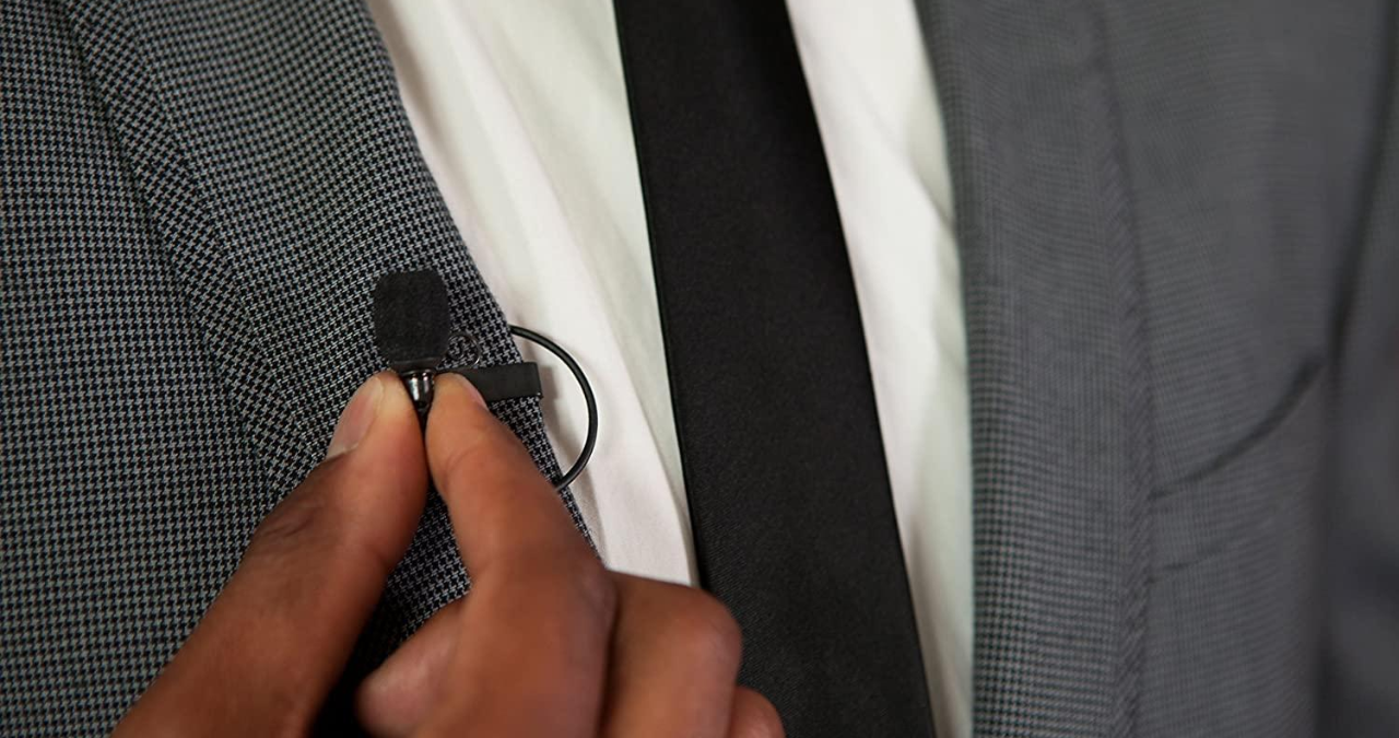 Imagem principal da análise do Rode SmartLav+, mostrando o microfone de lapela com seu cabo reforçado com Kevlar, representando a promessa de áudio com qualidade de broadcast para smartphones.