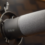 Microfone dinâmico FIFINE K688 em um braço articulado, pronto para gravação em um home studio.