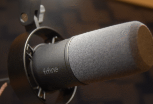 Microfone dinâmico FIFINE K688 em um braço articulado, pronto para gravação em um home studio.