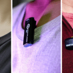 Kit do microfone de lapela sem fio Hollyland Lark M1 com seu case de carregamento aberto, exibindo os dois transmissores e o receptor.