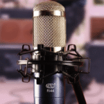 Microfone de fita MXL R144 com seu design vintage roxo e cromado em um pedestal de estúdio.