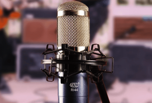 Microfone de fita MXL R144 com seu design vintage roxo e cromado em um pedestal de estúdio.