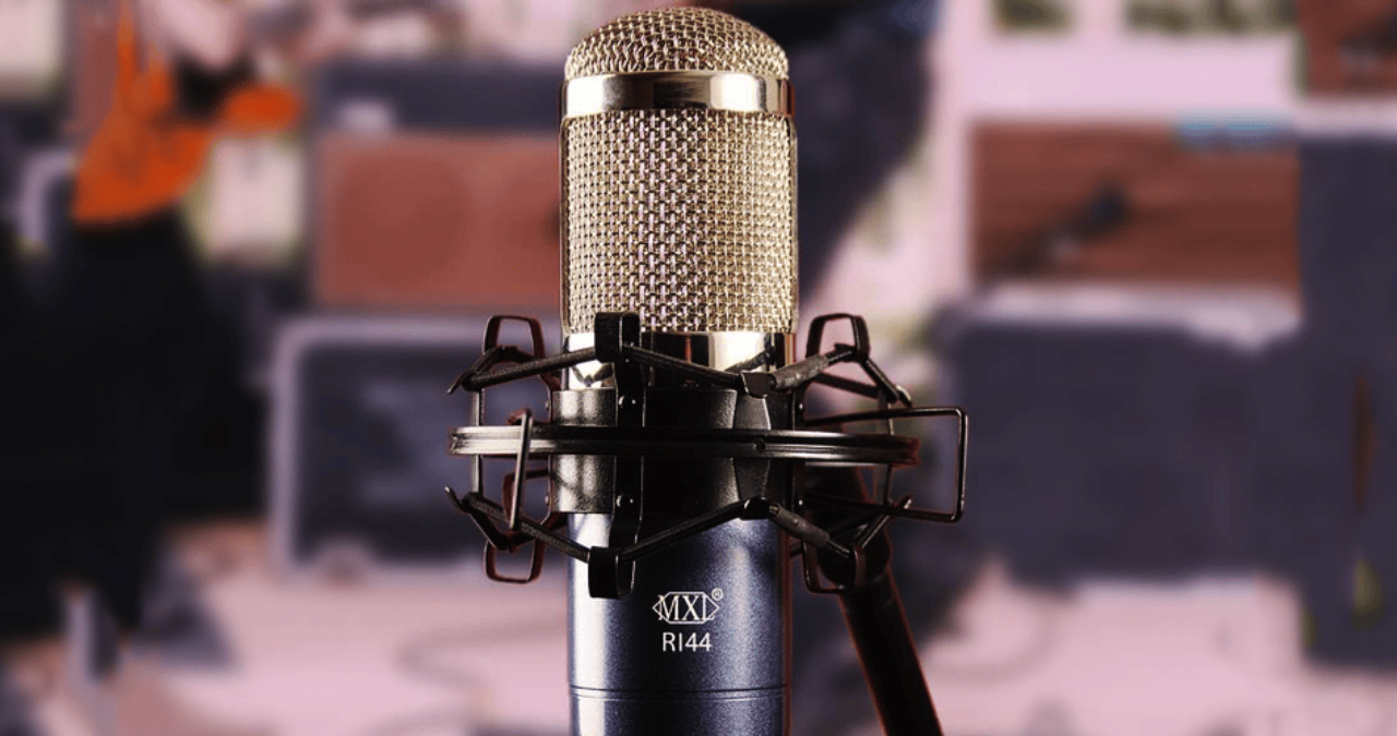 Microfone de fita MXL R144 com seu design vintage roxo e cromado em um pedestal de estúdio.