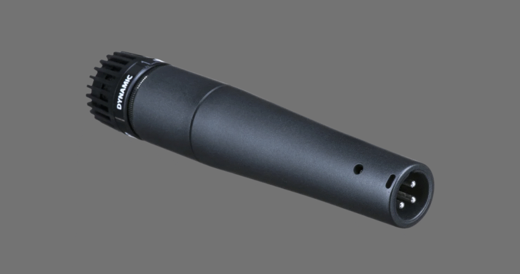 O microfone Shure SM57 posicionado sobre a pele de uma caixa de bateria (snare drum) para uma gravação de bateria em estúdio.