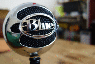 O microfone USB condensador Blue Snowball em seu icônico design esférico, em um review completo sobre seus 3 modos.