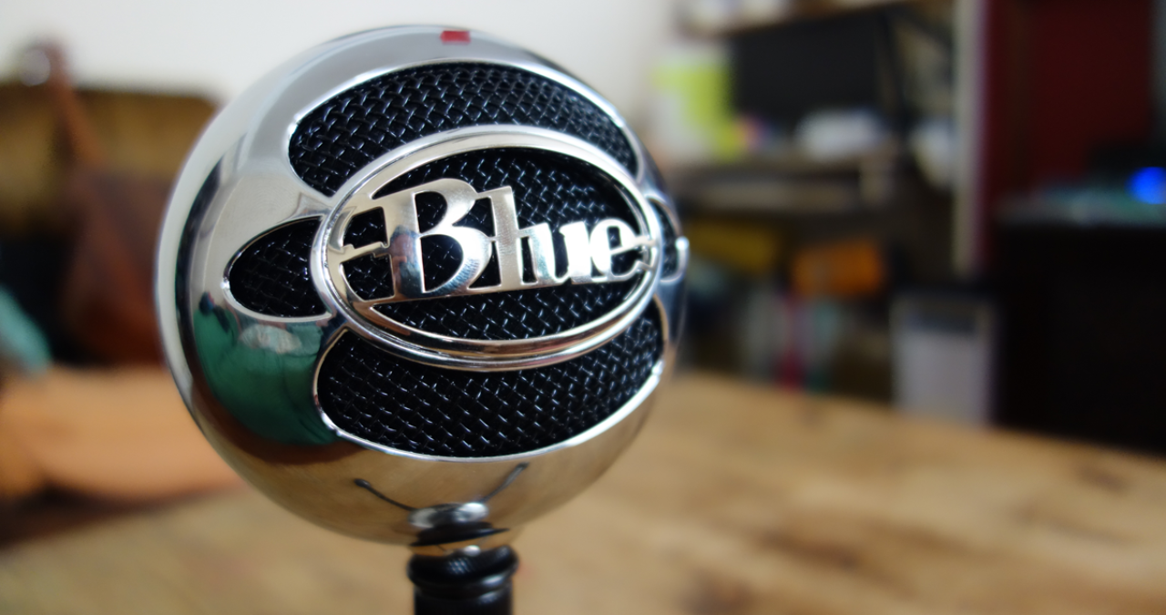 O microfone USB condensador Blue Snowball em seu icônico design esférico, em um review completo sobre seus 3 modos.