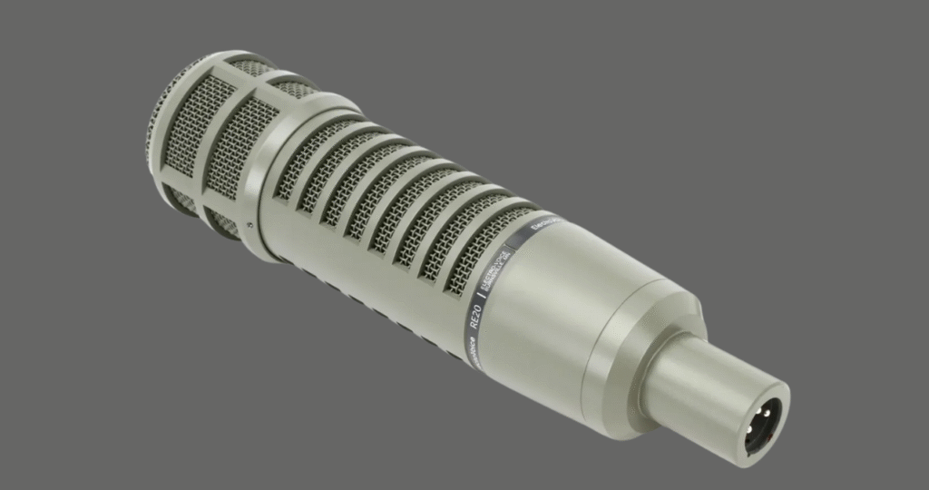 O microfone Electro-Voice RE20 posicionado para gravar um bumbo de bateria (kick drum), uma de suas aplicações de estúdio mais versáteis.