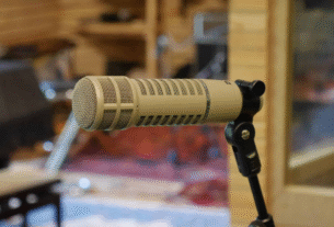 O lendário microfone dinâmico de broadcast Electro-Voice RE20 em seu design icônico e chassi de aço inoxidável.