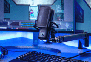 O microfone condensador USB Elgato Wave:3 em seu pedestal de mesa, em destaque para um review focado em streaming e no software Wave Link.