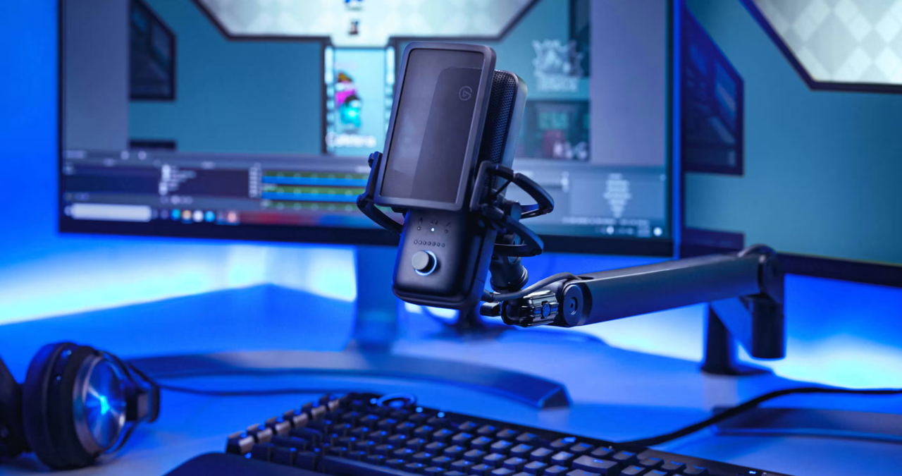 O microfone condensador USB Elgato Wave:3 em seu pedestal de mesa, em destaque para um review focado em streaming e no software Wave Link.