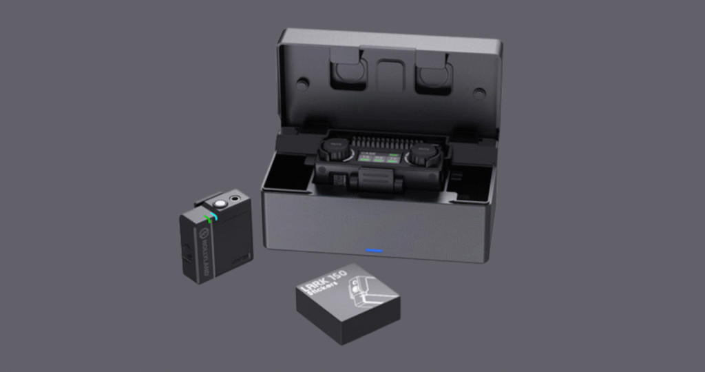 Como usar o Hollyland Lark 150: o receptor compacto conectado à câmera e o transmissor usado como microfone de lapela.