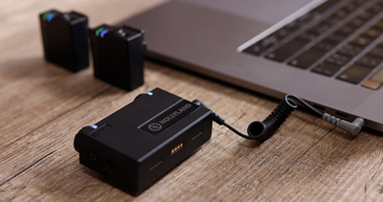 Review do Hollyland Lark 150, mostrando o kit de microfone de canal duplo com estojo de carregamento, ideal para criadores de conteúdo.