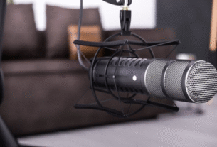 O microfone dinâmico de broadcast Rode Procaster em seu corpo de metal, em destaque para um review completo.