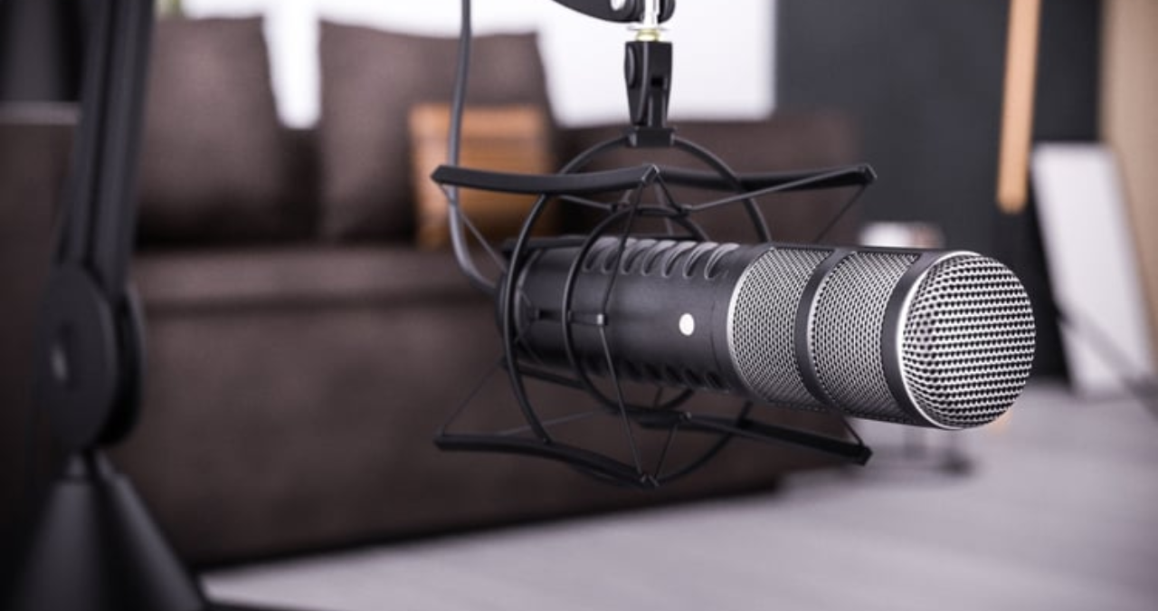 O microfone dinâmico de broadcast Rode Procaster em seu corpo de metal, em destaque para um review completo.