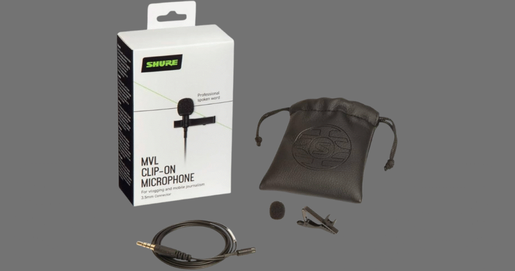 O kit completo do Shure MVL, incluindo o microfone omnidirecional, o clipe de gravata e a bolsa de transporte de couro sintético.