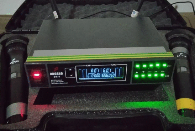 Análise do microfone dinâmico Arcano BB-2, o modelo XLR de broadcast mais acessível para podcast e locução.