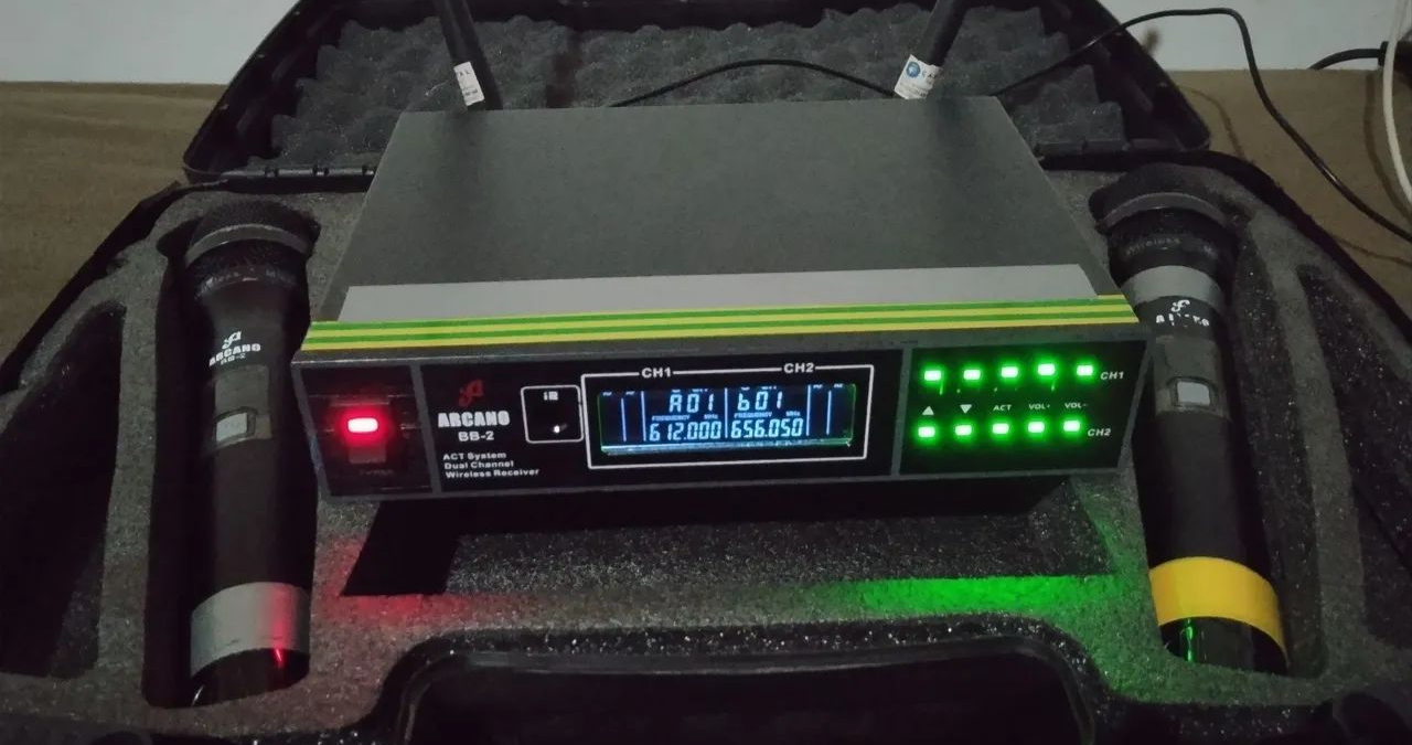 Análise do microfone dinâmico Arcano BB-2, o modelo XLR de broadcast mais acessível para podcast e locução.