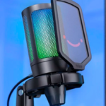 Microfone Fifine A6V com iluminação RGB ativa em um setup gamer moderno, destacando seu design compacto, filtro pop e suporte shock mount para streaming e podcasts.