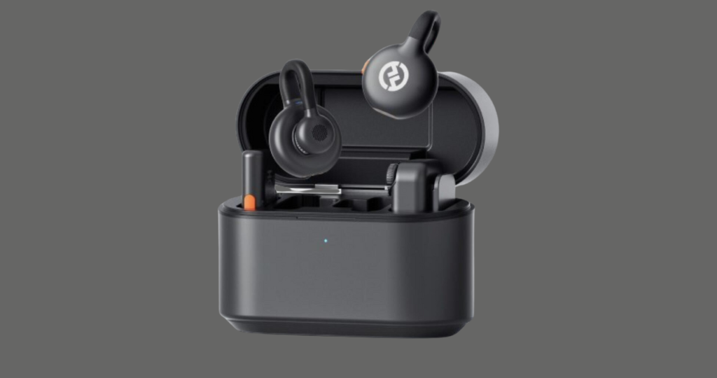 Microfone Hollyland Lark M2S em uso para jornalismo móvel com alcance de 300 metros e estabilidade de sinal.