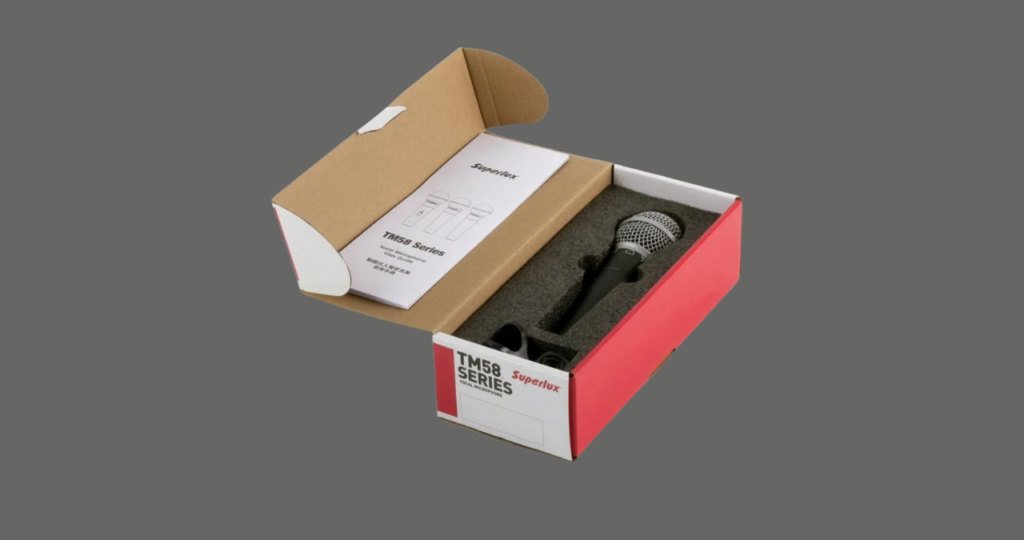 Microfone Superlux TM58 captando áudio de um amplificador de guitarra elétrica em estúdio, suportando altos níveis de pressão sonora (SPL).