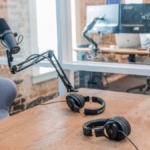 Uma bancada de estúdio de gravação profissional exibindo os quatro melhores microfones para podcast analisados no artigo: Shure SM7B, Rode ProCaster, Rode NT-USB e Blue Yeti, prontos para transmissão.