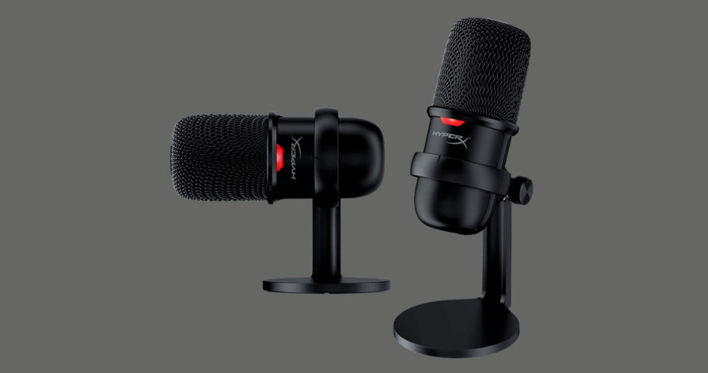 Microfone HyperX SoloCast instalado em um braço articulado metálico, demonstrando a compatibilidade com suportes de rosca padrão para estúdios de podcast.