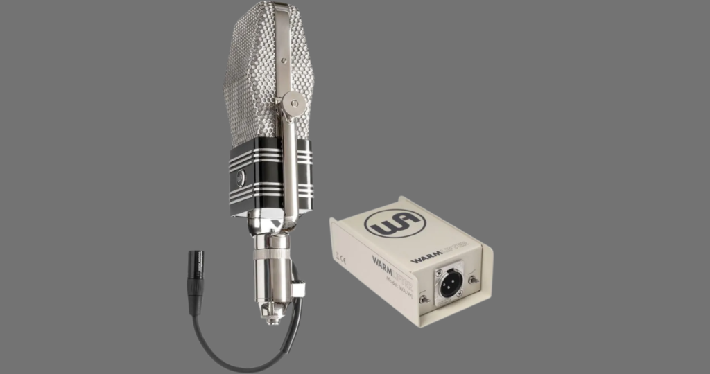 Parte inferior do Warm Audio WA-44 mostrando a conexão XLR e o suporte giratório integrado, projetado para suportar o peso do microfone de fita.