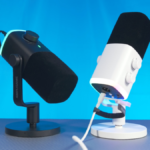 Microfone dinâmico Fifine Ampligame AM9 com design retangular moderno e anel de iluminação RGB, posicionado em um setup de streaming profissional.