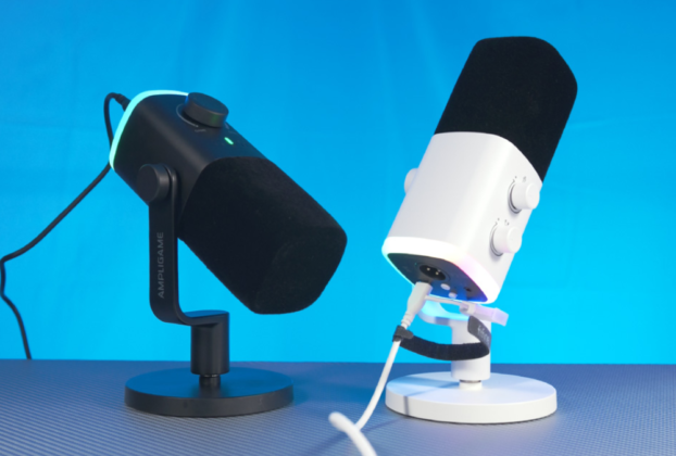 Microfone dinâmico Fifine Ampligame AM9 com design retangular moderno e anel de iluminação RGB, posicionado em um setup de streaming profissional.