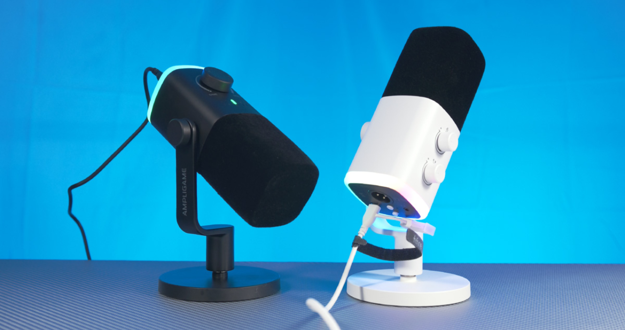 Microfone dinâmico Fifine Ampligame AM9 com design retangular moderno e anel de iluminação RGB, posicionado em um setup de streaming profissional.