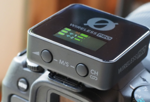 Sistema de microfone sem fio Rode Wireless PRO completo em seu estojo de carregamento inteligente aberto, exibindo os transmissores, o receptor com tela OLED e os microfones de lapela Lavalier II.