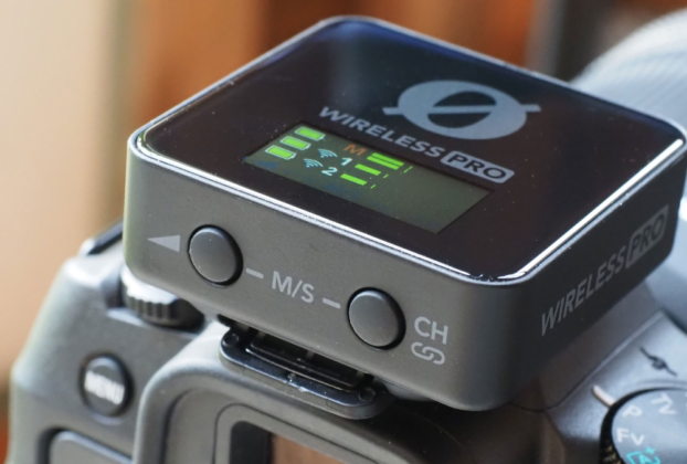 Sistema de microfone sem fio Rode Wireless PRO completo em seu estojo de carregamento inteligente aberto, exibindo os transmissores, o receptor com tela OLED e os microfones de lapela Lavalier II.